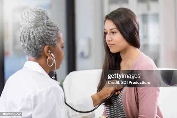 médico examina a paciente adolescente - teen and doctor fotografías e imágenes de stock
