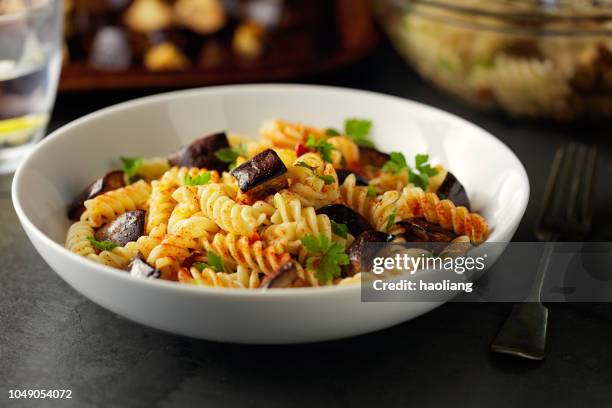 ciotola per pasta vegana sana - melanzana foto e immagini stock