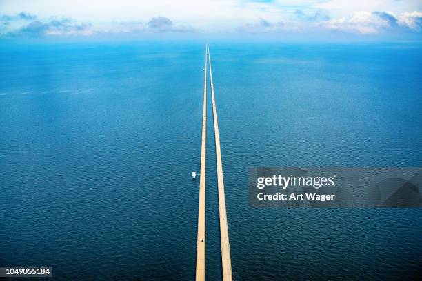 lake pontchartrain causeway aerial - vanishing point stock pictures, royalty-free photos & images