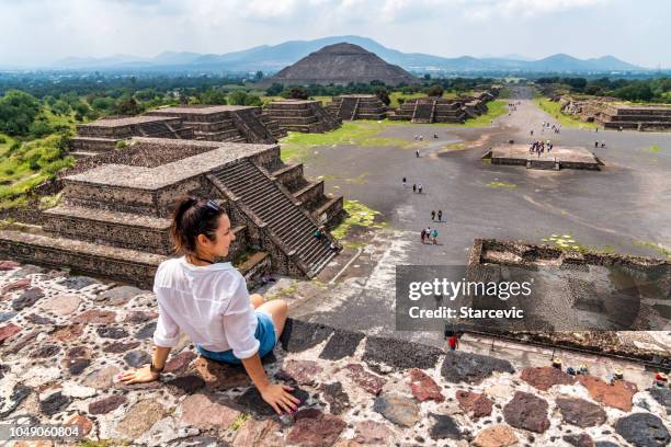 turismo en méxico - joven turista adulto en antiguas pirámides - precolombino fotografías e imágenes de stock