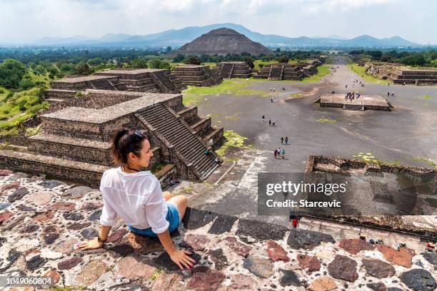 tourism in mexico - young adult tourist at ancient pyramids - méxico imagens e fotografias de stock