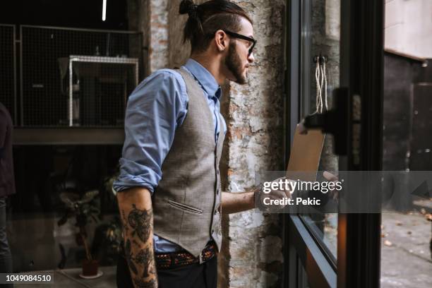 Delayed Opening Sign Photos and Premium High Res Pictures - Getty Images