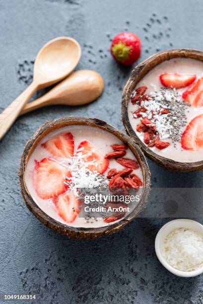 strawberry smoothie in coconut bowl - acai berries stockfoto's en -beelden