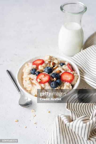 porridge oats with fresh berries - fiocchi di avena foto e immagini stock