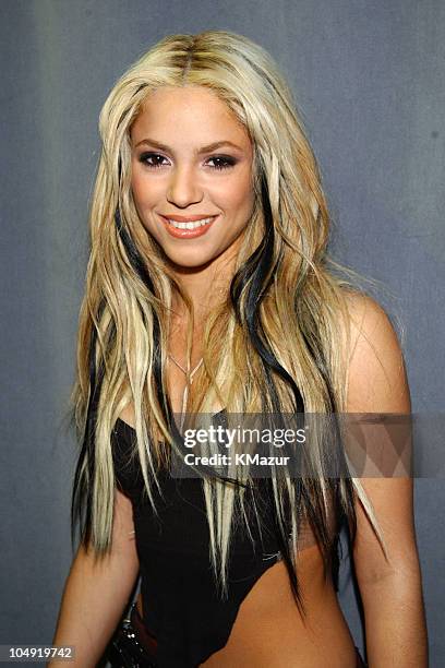 678 Shakira 2001 Photos & High Res Pictures - Getty Images