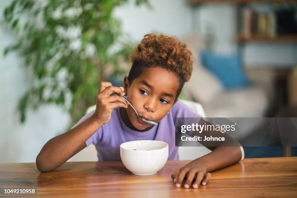 africana menina comendo cereais - cereal do café da manhã - fotografias e filmes do acervo