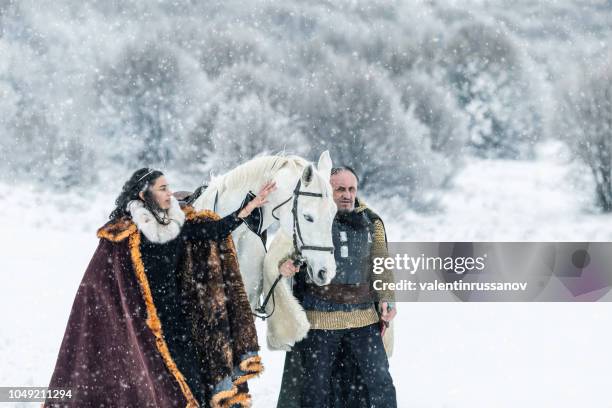 regina con il suo guerriero - solo 2018 film foto e immagini stock