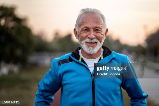 portr�ät von aktiven senior mann lächelnd - mann freundlich sport stock-fotos und bilder
