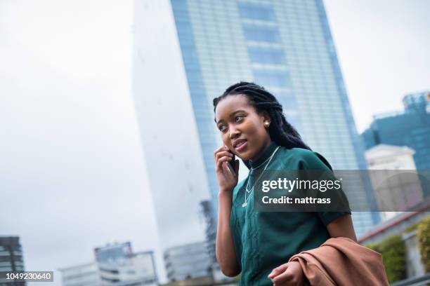 succesvolle afrikaanse zakenvrouw werken onderweg - african cityscape stockfoto's en -beelden