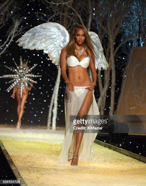 824 Tyra Banks Victorias Secret Fashion Show Photos & High Res Pictures -  Getty Images