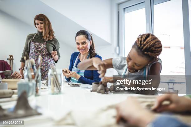 groep mensen leren van keramische kunst. - creative workshop stockfoto's en -beelden