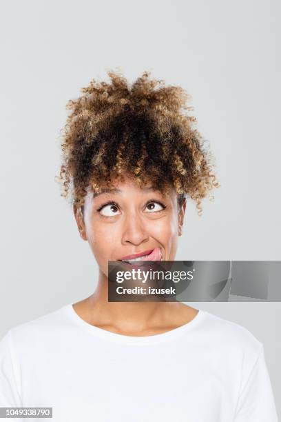 afro-american junge frau machen lustige gesichter - augen verdrehen stock-fotos und bilder