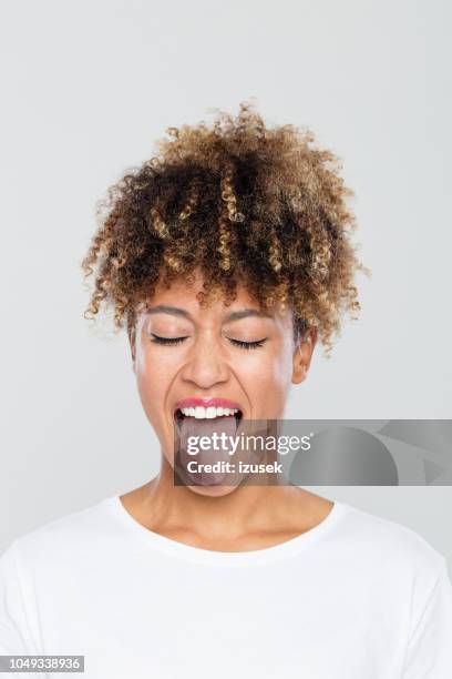 spensierata donna afro-americana sporgente lingua - human tongue foto e immagini stock