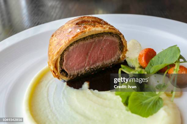 luxury meal, beef wellington - beef wellington foto e immagini stock