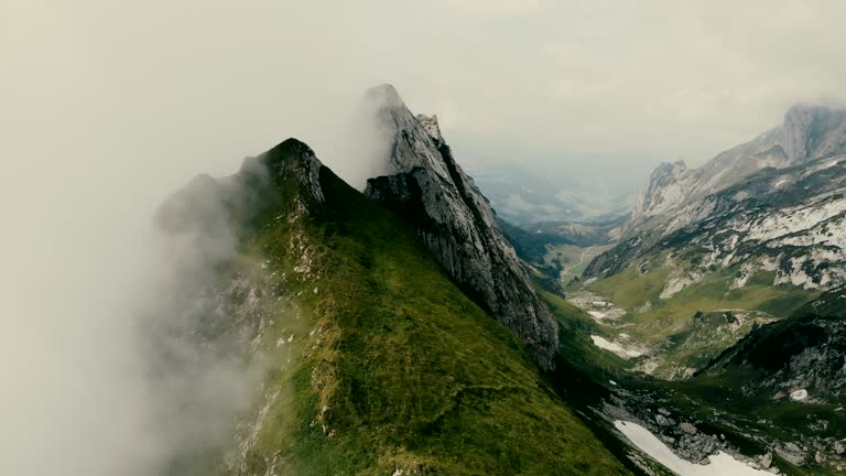 https://media.gettyimages.com/id/1049349248/video/aerial-view-of-mountains-in-fog-switzerland.jpg?b=1&s=640x640&k=20&c=9n8gehuxnQMVdn-o4VghOuEXHlfLxYDugCevExfd_BA=