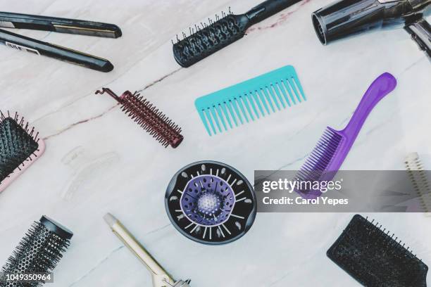 various hair styling devices on white background, top view - fer à friser photos et images de collection