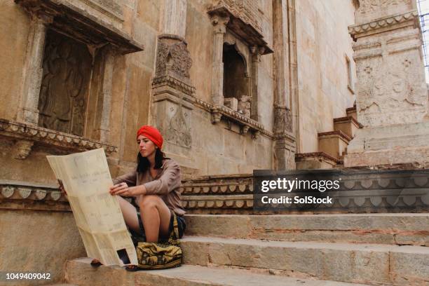 jeune femme lecture carte dans le temple de bundi - zone géographique historique photos et images de collection