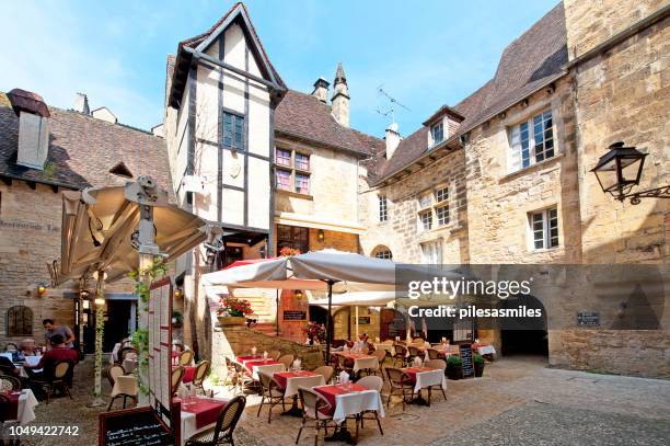 pavement café, sarlat, dordogne, france - dordogne stock pictures, royalty-free photos & images