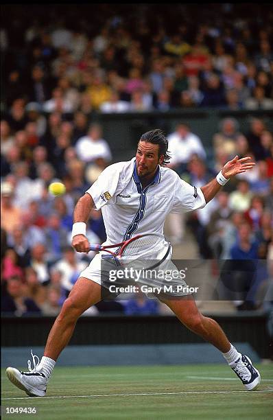 Patrick Rafter Backhand 322 Pat Rafter Wimbledon 2000 Stock Photos, High-Res Pictures, and ...