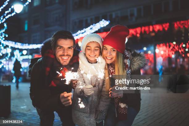 vieren van kerstmis en gelukkige familie - family fireworks stockfoto's en -beelden