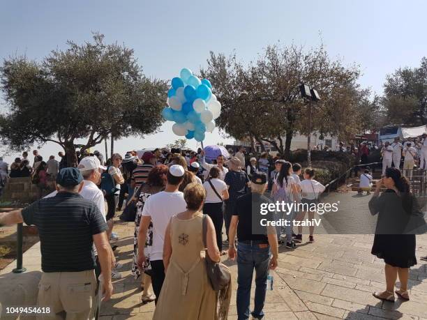 ceremonia de bar mitzvah en el muro de las lamentaciones de jerusalén, israel - gorra a modo de casquete fotografías e imágenes de stock
