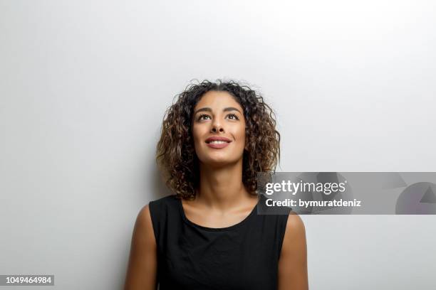 ung kvinna ler och tittar upp - woman looking up bildbanksfoton och bilder