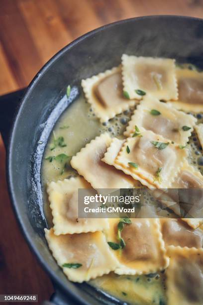 preparar raviolis de calabaza con tomillo y chile - ravioli fotografías e imágenes de stock