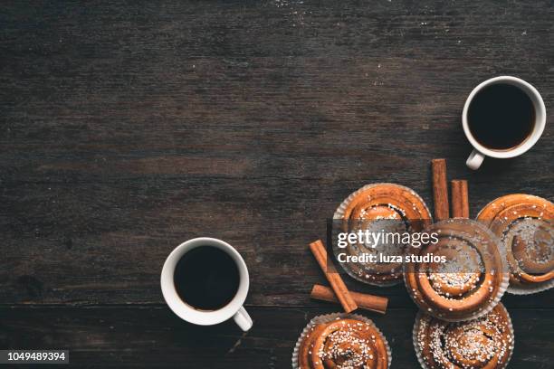 bollo de canela sueco tradicional en una mesa de madera - pan dulce fotografías e imágenes de stock