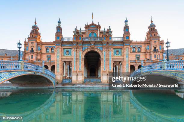 pavilion in mudéjar style and art deco, plaza de espana, seville - azulejos foto e immagini stock