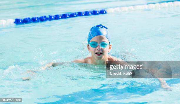 jongen met zwemmen pet en bril zwemmen in zwembad - boy swimming pool goggle and cap stockfoto's en -beelden