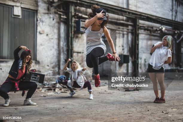 ze weten hoe om te dansen - hiphop stockfoto's en -beelden