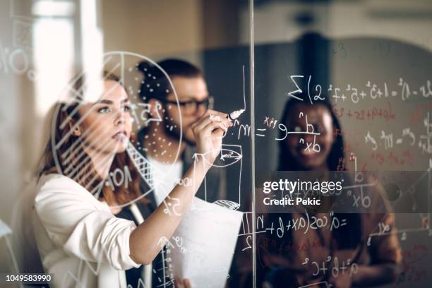 écrire des formules mathématiques à bord transparent wipe - tableau transparent photos et images de collection