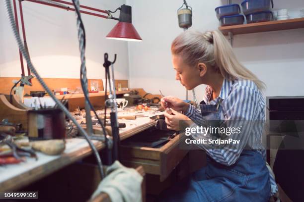 juweliers-workshop - making jewelry stockfoto's en -beelden