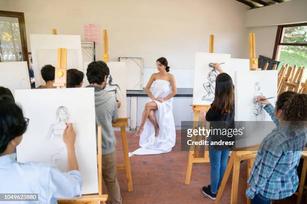 group of people painting a live model in an art class - easel imagens e fotografias de stock