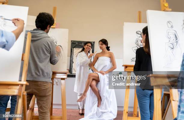 group of people painting a live model in an art class - life drawing model stock pictures, royalty-free photos & images