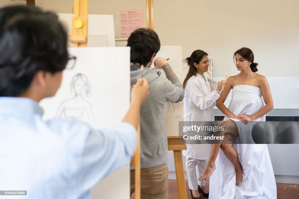 Paiting Model Group Of People Painting A Live Model In An Art Class High-Res Stock ...