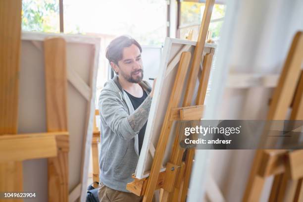 man van de schilderkunst in een kunst-klasse - art class stockfoto's en -beelden