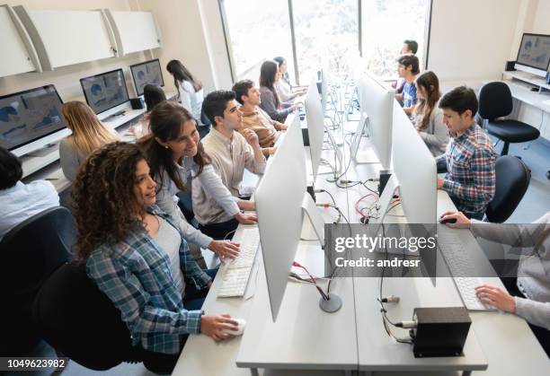 profesor ayudar a los estudiantes en el aula de informática - laboratorio de ordenadores fotografías e imágenes de stock