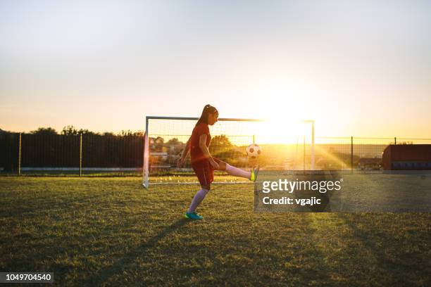 calciatore donna - pallone da calcio foto e immagini stock