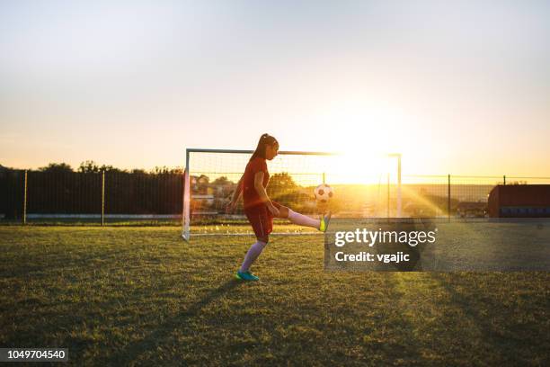 women's soccer player - futebol feminino imagens e fotografias de stock