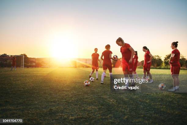 mujeres del equipo de fútbol - fútbol femenino fotografías e imágenes de stock