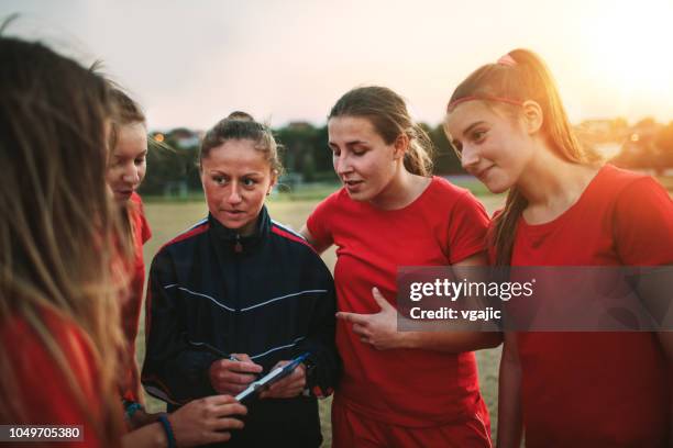 women's soccer team - treinador desportivo imagens e fotografias de stock