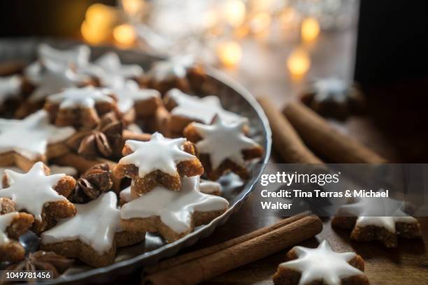 cinnamon star cookies (zimtsterne) - christmas cake fotografías e imágenes de stock