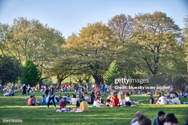 the festival atmosphere in the london fields park, london, in spring. - fiesta nacional fotografías e imágenes de stock