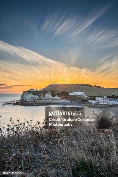 freshwater bay sunset - freshwater bay isle of wight 個照片及圖片檔