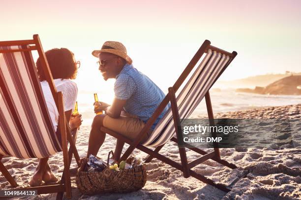 wäre es nicht sommer ohne ein bisschen romantik - strand liegen stock-fotos und bilder