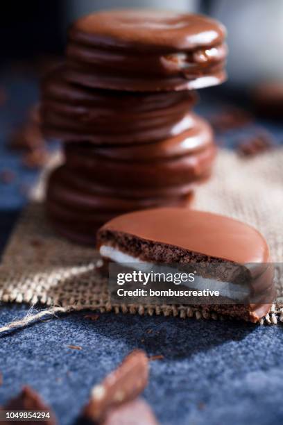 vanilla cream filled chocolate cookies - sandwich generation stock pictures, royalty-free photos & images