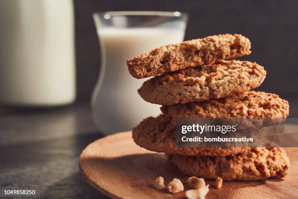 warmen, hausgemachten gingersnap cookies - soft drink stock-fotos und bilder