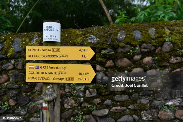 poste indicador de napoleón de la ruta camino de santiago en st-jean-pied-de-port - saint jean pied de port fotografías e imágenes de stock