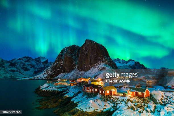 colorido aurora boreal - aurora borealis fotografías e imágenes de stock